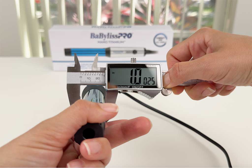 Digital caliper measuring the 1-inch barrel width of the BaBylissPRO Compact Curling Wand.