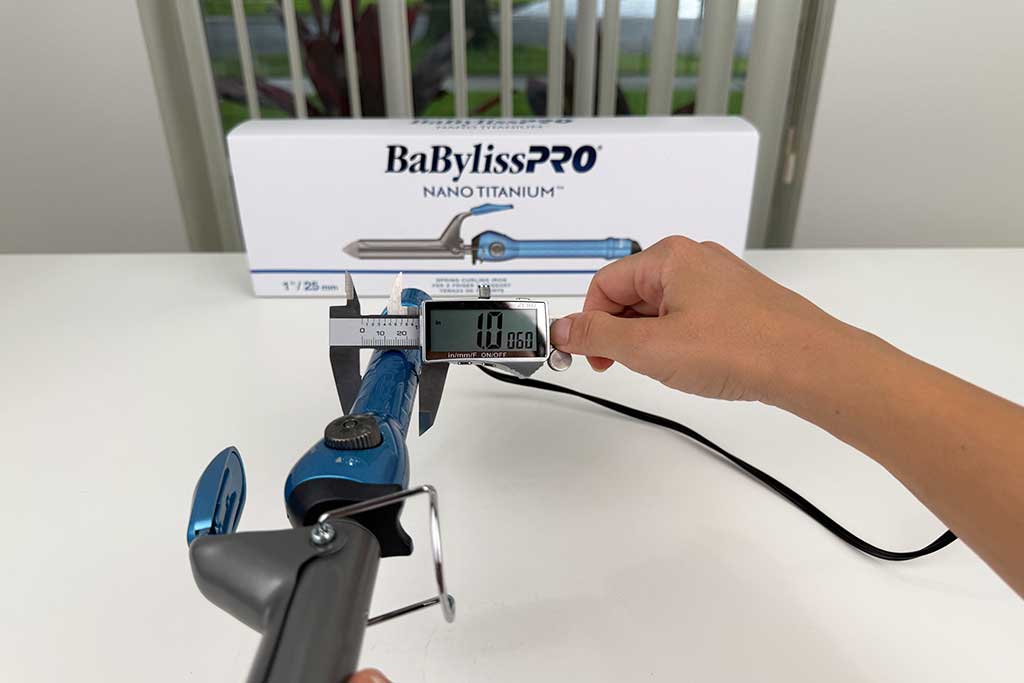 Caliper showing handle width of 1″ on the BaBylissPRO Nano Titanium Spring Curling Iron.