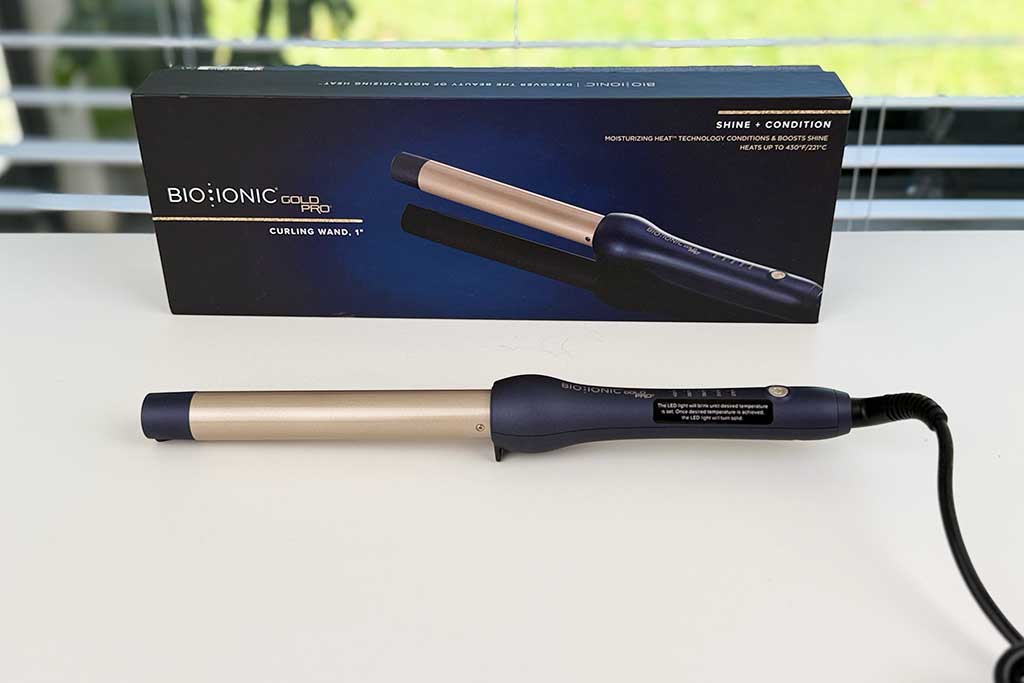 Bio-Ionic-GoldPro-Curling-Wand-review-featured Bio Ionic GoldPro Curling Wand review photo with 24K gold ceramic barrel.