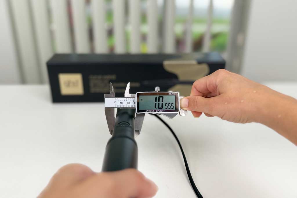 Digital caliper showing a 1-inch handle width while measuring the GHD Creative Curl Wand.