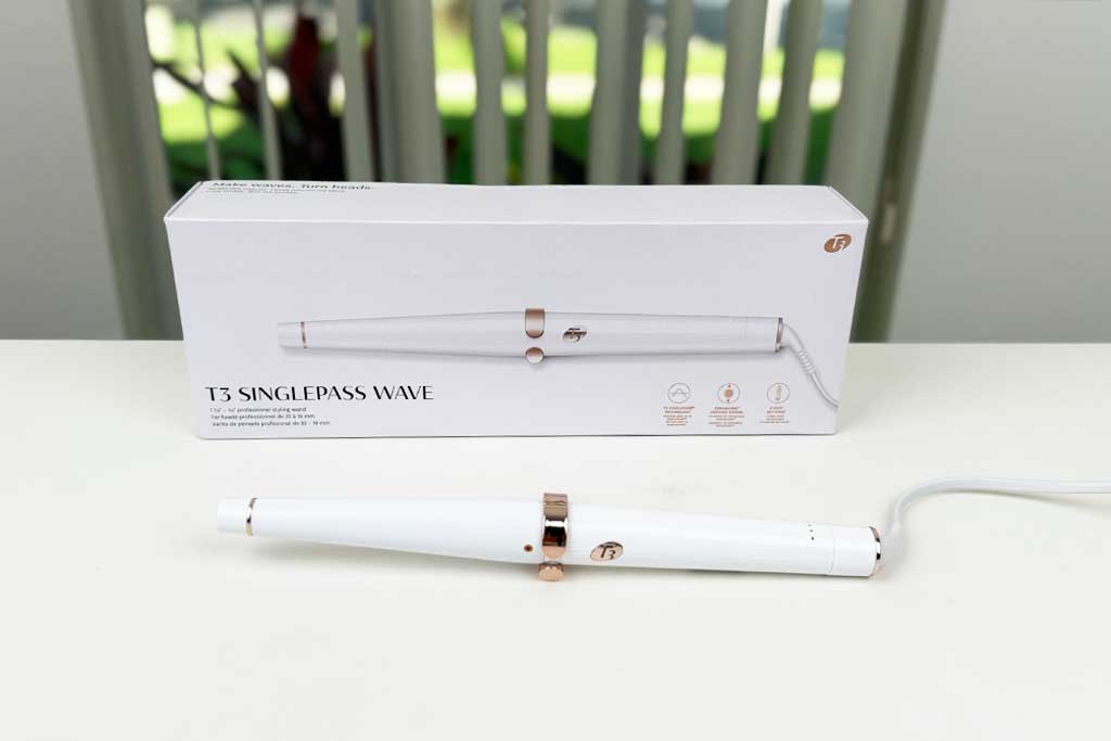 T3 SINGLEPASS-WAVE-Styling-Wand-review-featured Hero image of the T3 SinglePass Wave curling wand photographed at BeautiLAB Studio, tested for temperature stability, wave styling performance, and ease of handling.
