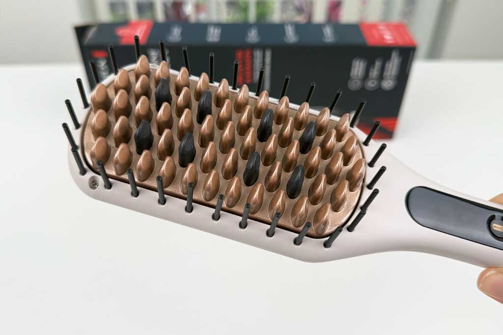 Remington-Shine-Therapy-Straightening-Brush-close-up Remington-Shine-Therapy-Straightening-Brush-close-up
