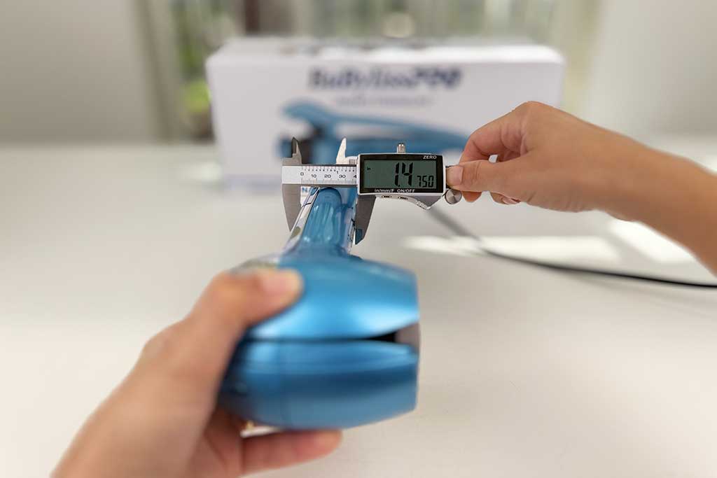 Caliper measurement of the MiraCurl 3 handle diameter.