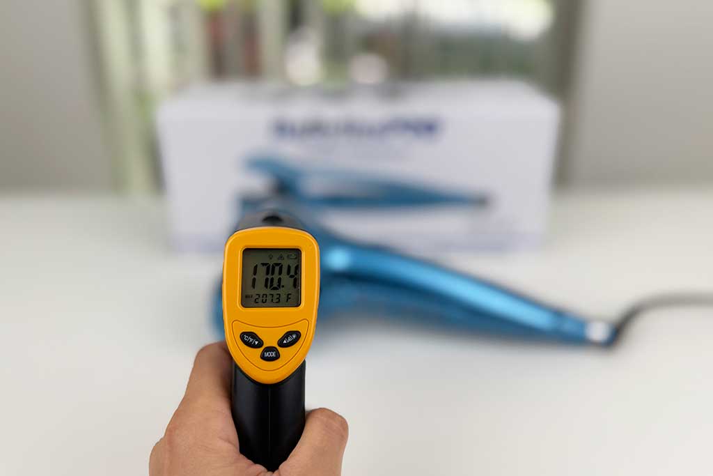 Infrared thermometer measuring chamber exterior of MiraCurl 3.