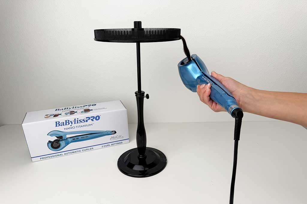 Human hair strand being drawn automatically into the MiraCurl 3 chamber.