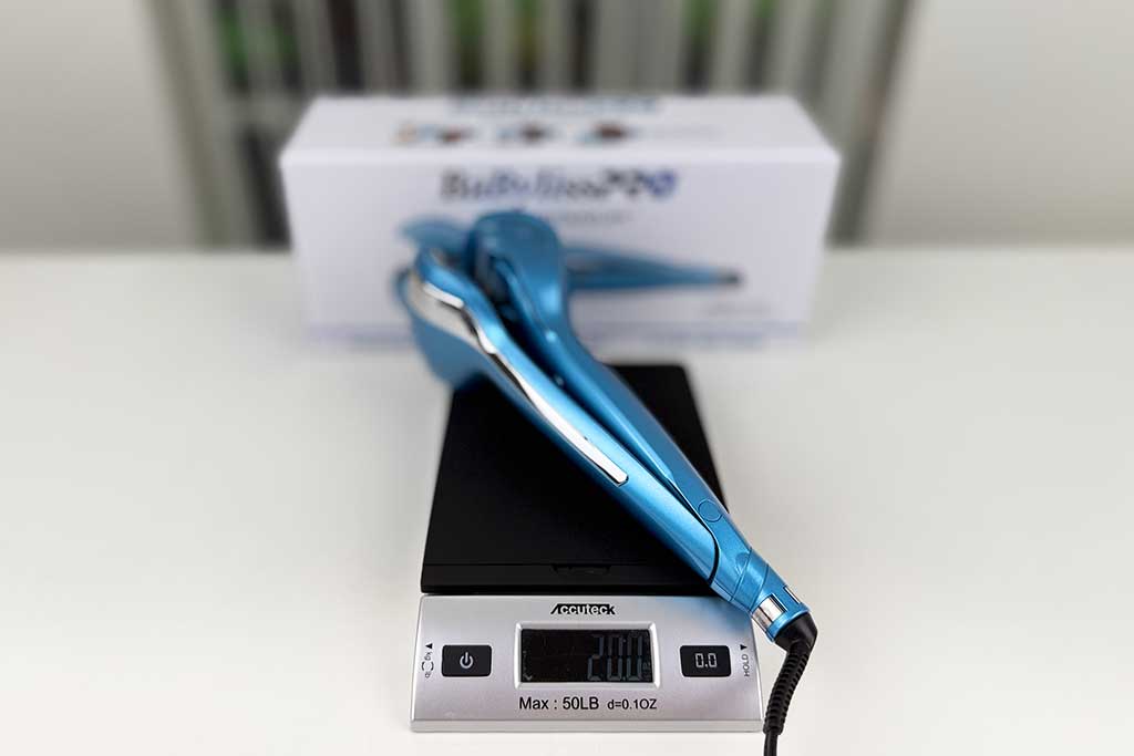 MiraCurl 3 placed on a digital scale at BeautiLAB Studio.