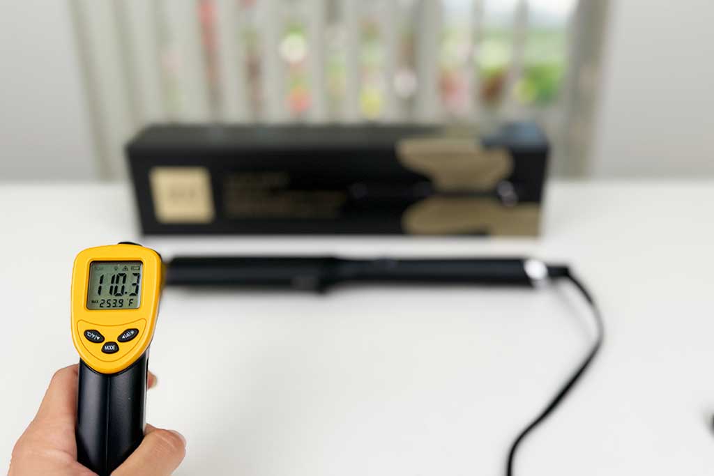 Infrared thermometer measuring 95°F at the cool tip of the GHD Classic Wave Wand.