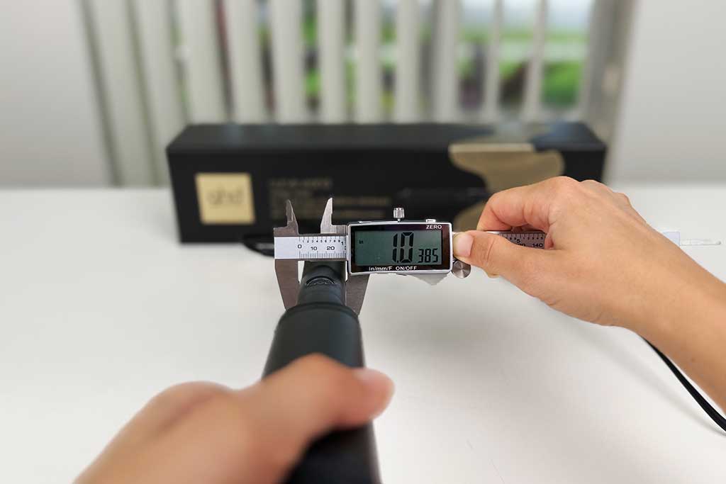 Digital caliper showing 1-inch handle width of the GHD Classic Wave Wand.