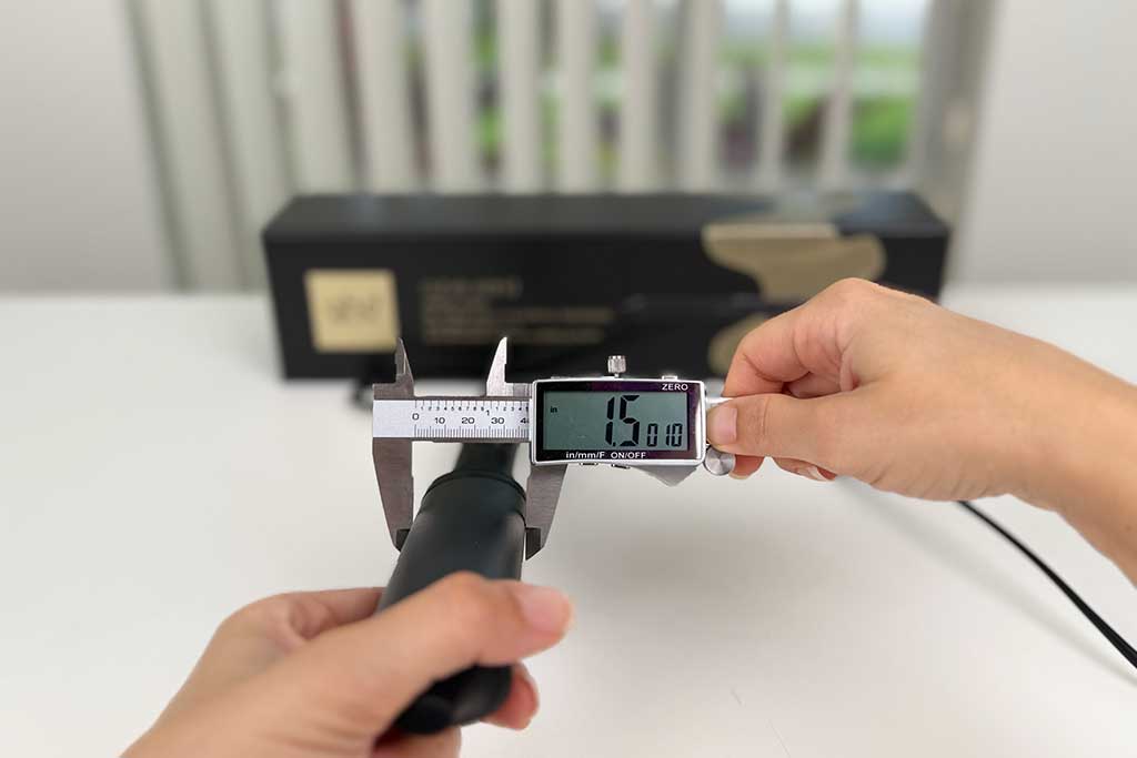 Caliper showing the widest 1.5-inch section of the oval barrel on the GHD Classic Wave Wand.